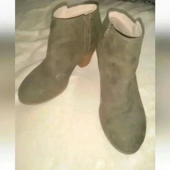 OLD NAVY Boots Womens 7 Faux  Suede Block Heel Ankle Bootie EUC Olive - Picture 1 of 6
